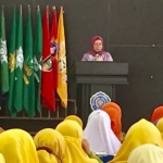 Wakil Ketua DPRD Gresik, Nur Saidah, saat memberikan sambutan dalam tasyakur milad Aisyiyah Gresik ke-105. Foto: SYUHUD/BANGSAONLINE