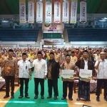 Dirut Petrokimia Gresik Dwi Satriyo Annurogo bersama Ketua UPZ Baznas Petrokimia Gresik, usuf Wubisono dan para peserta semiloka. Foto: SYUHUD/ BANGSAONLINE