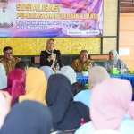 Wali Kota Mojokerto, Ika Puspitasari saat memberi arahan di sosialisasi PKG