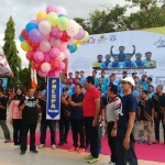 ?Bupati Indartato didampingi Wakil Ketua DPRD Gagarin,  pengurus Pengcab PSSI dan Perspa saat melepas melepas balon bersama.
