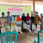 Penyerahan santunan dan paket sembako dari PT TPPI kepada anak yatim dan kaum duafa secara simbolis.