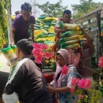 Warga saat membeli beras di Pasar Kolpajung, Pamekasan.