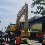 Alat berat didatangkan DPUTR Gresik untuk perbaikan Jalan K.H. Syafi