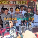 Kapolres Jombang, AKBP Moh Nur Hidayat, saat konferensi pers terkait Operasi Pekat 2023. Foto: AAN AMRULLOH/BANGSAONLINE