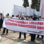 Puluhan user atau pemilik los, kios, dan toko di Pasar Baru Tuban mendatangi lokasi proyek revitalisasi pasar. Mereka menggelar demo menuntut hak-hak mereka diselesaikan terlebih dahulu, sebelum dilakukan ground breaking.