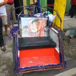 Tempat kejadian perkara dan becak korban yang berlumur darah.