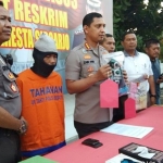 Tersangka pemerkosa anak kandung hingga hamil 8 bulan berikut barang bukti.