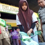 Penjaga minimarket membuang makanan yang tidak layak konsumsi atas permintaan petugas. foto: ROMZA/ BANGSAONLINE