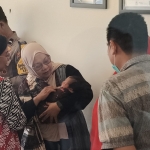  Bayi malang yang dibuang orang tuanya saat dalam gendongan petugas dari Dinsos Kabupaten Kediri. Foto: Muji Harjita/BANGSAONLINE