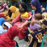 Para siswa membasuh kaki ayah atau ibu mereka yang turut hadir mendampingi anak di sekolah.
