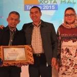 Walikota Malang HM Anton merangkul Lurah Kidul Dalem, pemenang lomba AIKID tahun 2015 kategori website terbaik. foto: iwan irawan/BANGSAONLINE