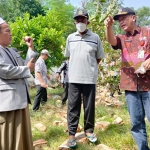 Bupati Sumenep Achmad Fauzi, S.H., M.H., mengunjungi korban terdampak bencana banjir di Desa Rombiya Timur dan Desa Talaga Kecamatan Ganding, Jumat (5/3/2021). (foto: ist)