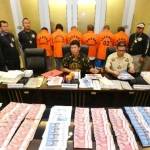 Kabareskrim Komjen Polisi Ari Dono (tengah) dan Direktur Tindak Pidana Ekonomi Khusus Bareskrim Brigjen Polisi Agung Setya (kanan) menunjukkan ribuan lembar uang palsu pecahan Rp 50.000 dan Rp 100.000 beserta alat cetak saat menggelar konferensi pers di Bareskrim Mabes Polri, Jakarta, Jumat (22/7). foto: merdeka.com