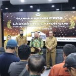  Bupati Gresik Fandi Akhmad Yani, didampingi Sekda Achmad Washil MT, dan Plt. Kepala Diskominfo Johar Gunawan saat luncurkan kanal pengaduan Lapor Gus via WA. Foto: Ist.