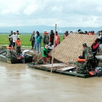 Dibantu TNI-Polri dan BPBD, warga Kanor Bojonegoro berjibaku bendung tanggul yang jebol. (foto: ist)