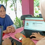 Salah satu wali murid saat berkonsultasi di Posko SPMB.

