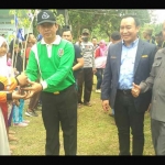 Ketua Karang Taruna Pusat, Didik Mukrianto bersama Ketua DPRD Tuban, Mohammad Miyadi secara simbolis menyerahkan bibit pohon trembesi kepada peserta. foto: AHMAD/ BANGSAONLINE