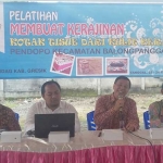 Agus Budiono (dua dari kanan), Kepala Diskop UKM dan Peridag Pemkab Gresik saat membuka pelatihan untuk UMKM di Balongpanggang.