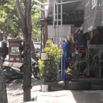 Bangli di jalan Joko Sambang dibidik Pol PP karena langgar sempadan jalan. foto: YUDI EP/ BANGSAONLINE