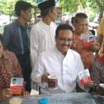 Saifullah Yusuf saat membranding dirinya lewat kopi di food court Urip Sumoharjo, Surabaya, kemarin. foto: didi/ BANGSAONLINE