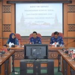 Wabup Moh. Qosim didampingi Sekda Kng. Djoko Sulistio Hadi saat memimpin rapat kordinasi rencana aksi HAM. foto: SYUHUD/ BANGSAONLINE