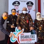 Kepala Dinas Sosial Jatim M. Alwi (tiga dari kiri) dalam peringatan Hari Disabilitas Internasional. (foto: ist)