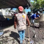 Petugas saat menggali makam yang akan dipindahkan. Foto: Ist.