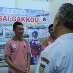 Kepala Disnaker Kabupaten Kediri, Ibnu Imad, saat mengunjungi stan LPK Yagai Gakkou. Foto: Ist