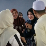 Wali Kota Kediri Vinanda Prameswati saat memberi salam kepada keluarga Almarhum KH. Imam Yahya Mahrus. (Ist). 
