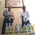 Petugas Polsek Sidoarjo Kota berhasil mengamankan puluhan botol miras.