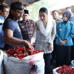 Wali Kota Kediri Vinanda Prameswati saat mendampingi kunjungan Wakil Menteri Perdagangan Dyah Roro Esti Widya Putri di Pasar Ngronggo