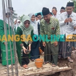 Anggota DPRD Jatim, Aida Fitriati, saat memimpin peletakan batu pertama di MWCNU Rejoso, Kabupaten Pasuruan. Foto: AHMAD FUAD/BANGSAONLINE