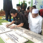 Wali Kota Malang H.M Anton saat menandatangani prasasti 5 BUMM tersebut, Selasa (9/1). Foto: IWAN IRAWAN/BANGSAONLINE