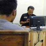 Pelaku dalam pemeriksaan petugas. foto: zainal abidin/ BANGSAONLINE