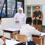 Gubernur Khofifah saat menyapa pelajar.