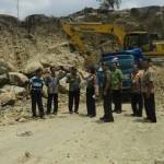 SEPI: Petugas gabungan saat merazia tambang ilegal di Desa Banyu Urip, Kecamatan Ngawi Kota. foto: zainal abidin/BANGSAONLINE