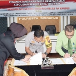 Kapolresta Sidoarjo Kombes Pol. Zain Dwi Nugroho dan Ketua PN Sidoarjo kelas 1A khusus Dr. H. Yapi, SH., M.H. saat menandatangani MoU.