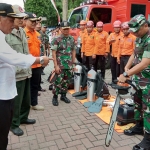 Wabup Nganjuk Marhaen, saat ingin mengetahui kesiapan alat mesin Senso yang dicek langsung oleh Dandim 0810 Nganjuk Letkol Kav Joko Wibowo. foto: BAMBANG/ BANGSAONLINE