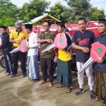 Bupati saat menyerahkan bantuan motor tiga roda kepada 6 pesantren dalam kegiatan Berbaur di TPA Angsanah, Kecamatan Palengaan, Pamekasan.