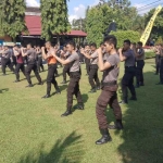 Anggota kepolisian Polresta Blitar saat mengikuti latihan bela diri. foto: AKINA/ BANGSAONLINE