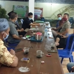 Pemdes Sebani bersama Tim Pengelola Kegiatan Dana Desa (TPKD) setempat melakukan rapat koordinasi untuk membahas kabar dugaan korupsi pada proyek perbaikan jalan.