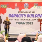 Gubernur Jawa Timur, Khofifah Indar Parawansa, saat menghadiri pendidikan untuk Koordinator dan Pendamping PKH Plus.