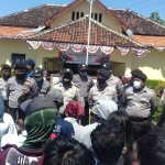 Ratusan warga Desa Sumbersuko, Kecamatan Dringu, Kabupaten Probolinggo saat melakukan aksi demo di mapolsek setempat, Kamis (27/7).