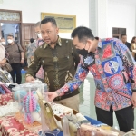 Bupati Gresik Fandi Akhmad Yani menunjukkan produk UMKM Gresik kepada tamu dari Atase Keuangan KBRI Tokyo Jepang, Sonny Surahman Ramly beserta rombongan. foto: ist.