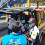 Petugas saat mengevakuasi korban di Terminal Bungurasih, Sidoarjo.
