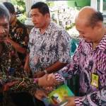 Kadishub Sidoarjo, Joko Santosa (kiri) saat memberikan buku UU perkeretaapian kepada Camat Gedangan Abdul Muid di pendopo Kecamatan Gedangan. foto: nanang ichwan/ BANGSAONLINE