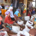 Khofifah saat mengunjungi pasar Bawang, Probolinggo.