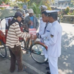 ABK KRI Hasan Basri-382 saat membagikan nasi kuning ke masyarakat.