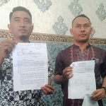 Salamul Huda dan Partner saat menunjukkan somasi Pemkot Probolinggo.