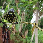 Salah satu atlet menerjang medan turunan di kelas downhill.